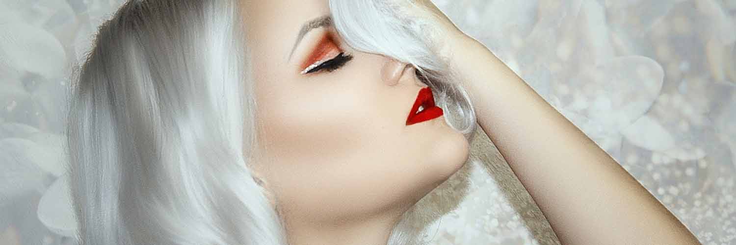 Mujer con piel bella y labios pintados de rojo.