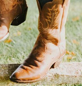 Botas de cowboy de mujer en color marrón.