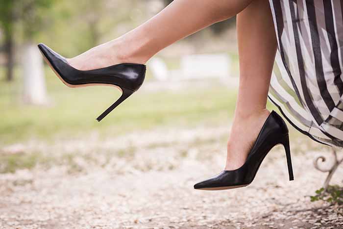 Zapatos de tacón negros de mujer.